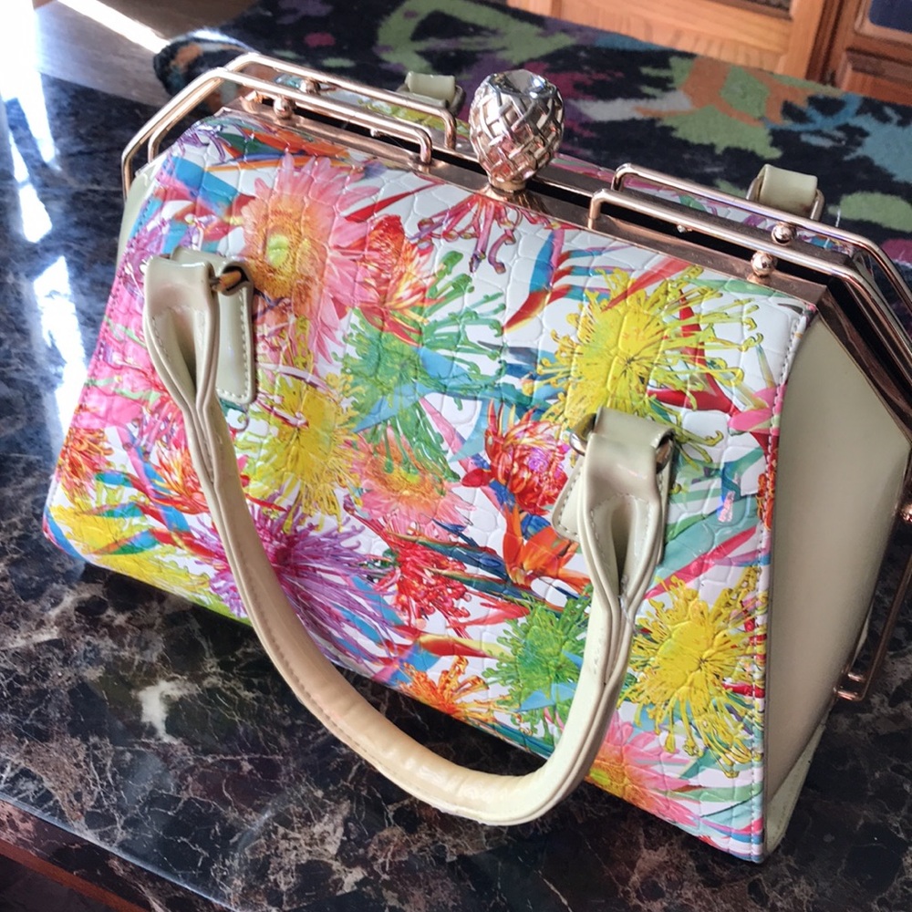 Stunning bag purse 13” x 8.5” x 6 3/4” knob 1 3/4”